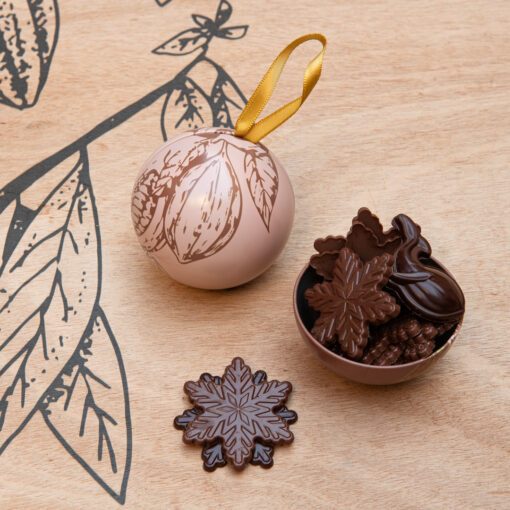 Boule de Noël garnie de flocons et petites baleines chocolat noir & lait 1